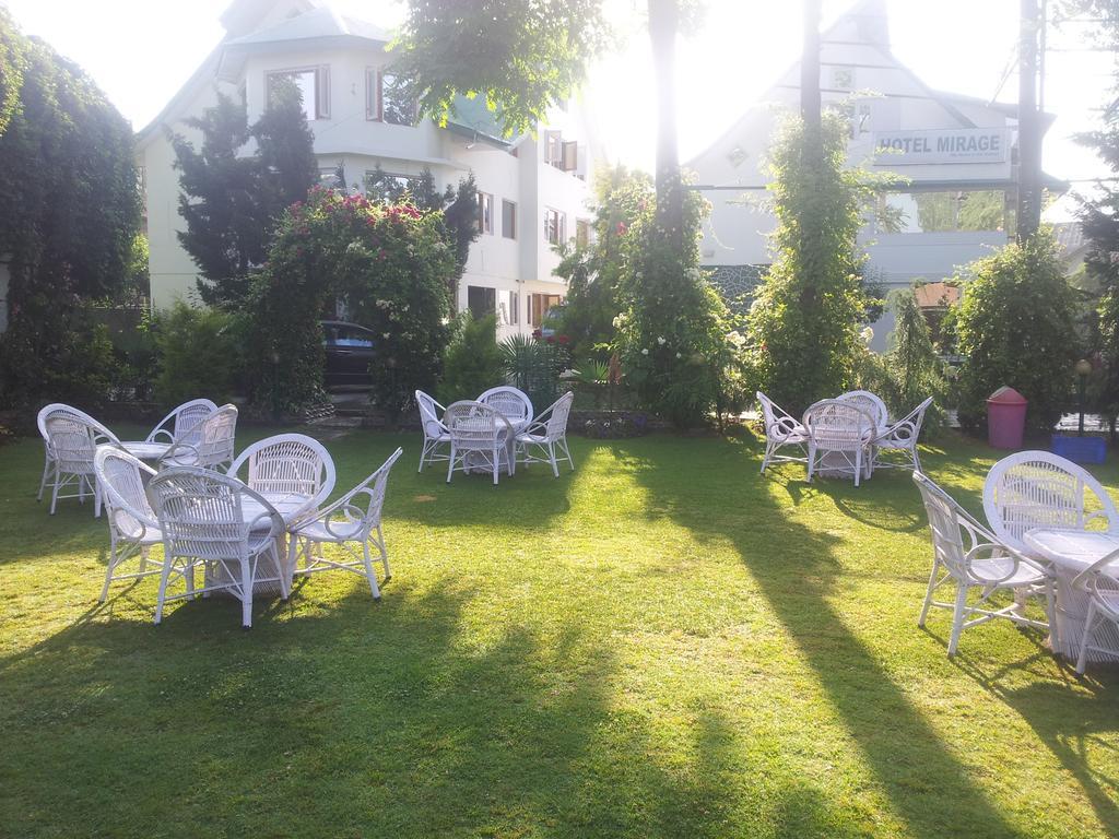 Hotel Mirage Srīnagar Exteriör bild